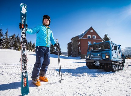 An der Pražská Baude nehmen Sie Ihre Ski und fahren Sie zur beliebigen Skipiste in Pec pod Sněžkou.