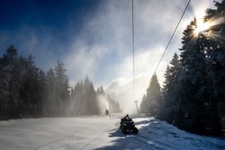 Na Černé hoře sněhu přibývá. 