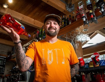 Barman/ka na Bullbar v Peci