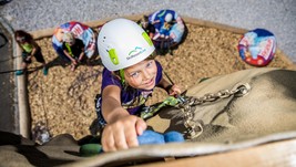 Hned vedle horní stanice kabinkové lanovky je nejvýše položená lezecká stěna