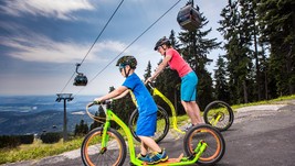 Na začátek koloběžkových tras vás vyvezou letní lanovky SkiResortu